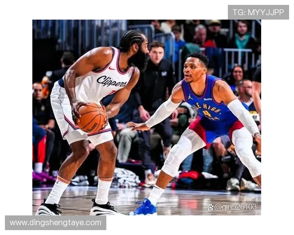 洛杉矶快船对阵强敌展开激烈角逐 球队全力争胜冲击季后赛